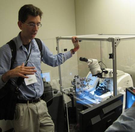 Kenneth Hayworth en pleine explication dans un laboratoire